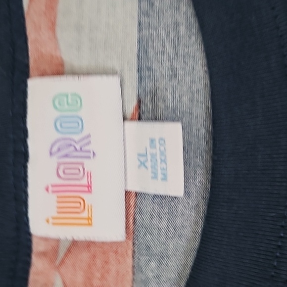 LuLaRoe Liv Crew Neck Short Sleeve Tee with Bold Print - Picture 14 of 16